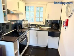 12 Tudor Court, Tolroy Manor - Image 4