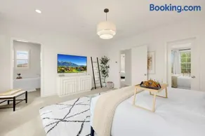 Grand Luxury 4BD Estate in Irvine - Image 3