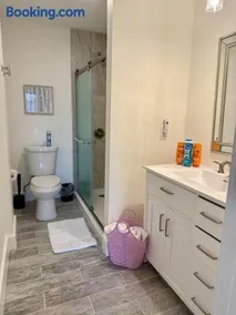1BR 1BA Cozy Apartment Easy Walk to Town - Image 2