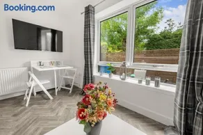 Beautiful 1 BR apt with private patio and free parking - Image 1