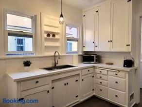 Glamorous Getaway: Exclusive 1BR LA Hotspots - Image 2