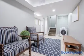 Bright Modern 1BR Suite Free Parking Fast WiFi Self Check-In - Image 1