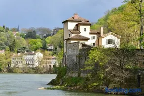 Cocon rénové proche île barbe - Image 2