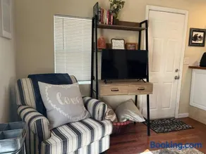 Cheerful pet-friendly bungalow right in town - Image 2