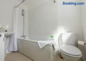 Large 3 bedroom sleeps-7/Gartson/Liverpool - Image 4