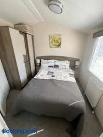 3 Bedroom Modern Caravan Sleeps up to 8 - Image 1