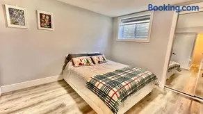 Cozy Private Suite with Separate Entrance & Free Parking - Image 1