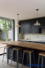 Spacious North London House w Big Garden - Image 4