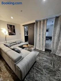 La Monique - Luxury Nautical Apartment - Image 4