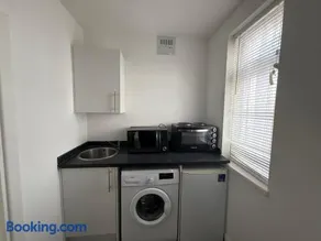Comfy Studio Flat - Image 4