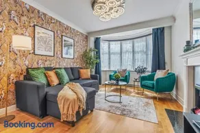 Perivale Grand 6-Bedroom Retreat - Pool Table - Image 2