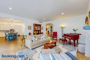 3-story, dog-friendly home near beaches with home theatre, grill & gaming tables - Image 4