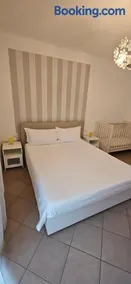 APPARTAMENTO A DUE PASSI DAL MARE By VILLA FIORITA - Image 3