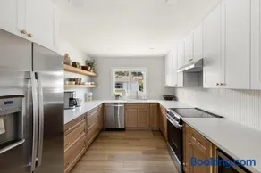 Modern Escape w Mountain Views, Walk to Lake, Golf, Resort, Dining - Image 1