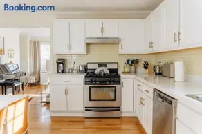 Luxurious Downtown Haven - Stillwater, Stamford, Ct - Image 4