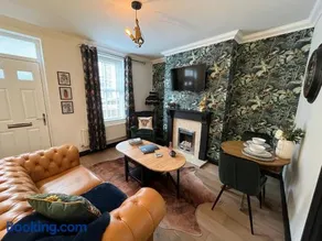 Contemporary & Chic inner terrace 5 mins from Barnsley town centre - Image 2
