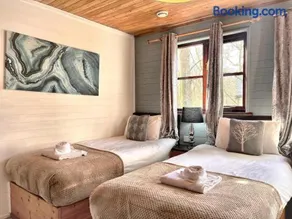 Goldcrest 1-Hot Tub-Woodland Lodges-Carmarthenshire-Tenby - Image 2