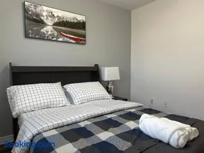 Luxury Spacious 5-Bedroom Home - Image 2