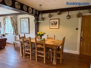 Countryside Farmhouse - Glasgow - Sleeps 6 - Image 4