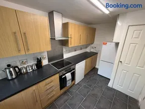 5-Bed MK Home - Sleeps 12 - Contractors & Groups Welcome - Image 3