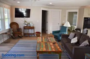 4BR Soundfront cottage Private Dock Fishing - Image 4