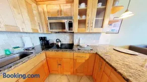 Castle B17 Contemporary Condo with Pool, Beach Access and Free Parking - Image 4