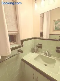 Retro 3BR Cottage-Fast WiFi-Near Hospitals&Sports - Image 4