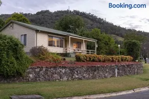 Cosy Candlewick Cottage - A Mount Beauty Delight - Image 1