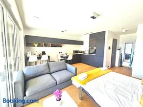 Bright Studio Retreat with outdoor terrace&garage - Image 2