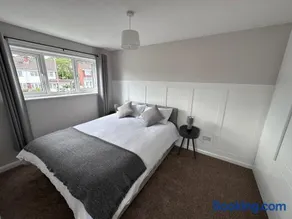 Modern 3 Bed , Contractors & Families , Driveway - Image 3