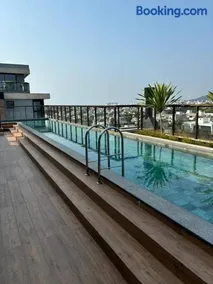 Apto Elegante com Localização Privilegiada e Rooftop incrível - Image 1