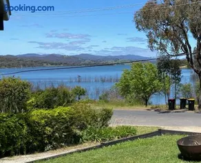 Relax in the spa with views opposite Lake Eildon - Image 1
