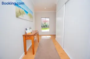 Paperbark Retreat - Spacious 2 Family Accommodation - Image 3