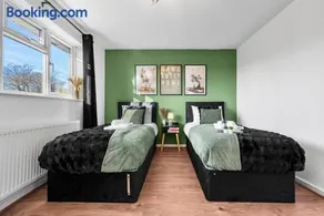 New 4 Bed House - Sleeps 6 - Parking - Wifi - 2 Bath - Image 5
