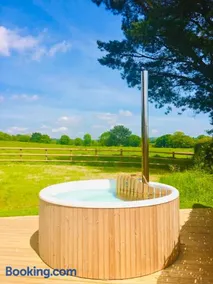 Deer Den timber clad cabin with hot tub, up private lane - Image 3