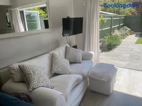 Comfortable Quiet Room in shared 3 bedroom hse Centre - Image 3