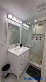 BRAND NEW PRIVATE Bathroom and FREE Parking - Image 2