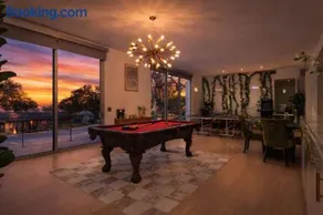Sleeps 22 15min ATX & Lake Theater Arcade Sauna - Image 1