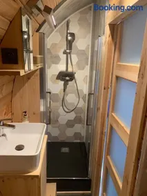 Hébergement insolite en tonneau, jacuzzi & piscine - Image 3