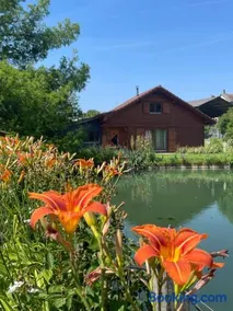 Chalet au bord d'un étang - Image 1