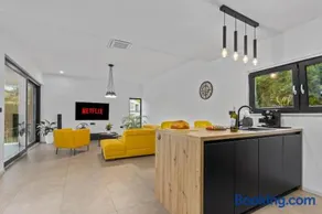 Vila Prisunca with jacuzzi & swimming pool - Image 2