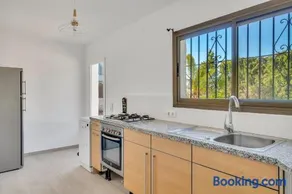 Great villa close to bars, restaurants and beach - Image 2