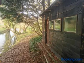 Fisherman's Cabin on the banks of the River Meon - Image 2