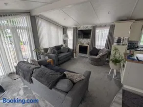 21 Hesket Park HUGE HOT TUB Pet friendly No Commercial Vans - Image 2