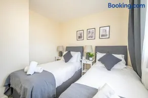 Cosy Sleeps 7 Leisure Contractors - Image 4