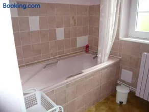 Grande maison à Saint-Pourçain avec piscine, sauna et WiFi - Image 3