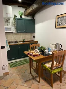 La Casa nei Vicoli: in Centro a Due Passi dal Lago - Image 1