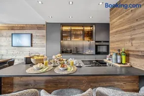 Exquisite Duplex with Views by Mrs Miggins - Image 3
