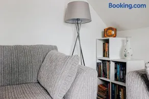 Private Two Bedroom Residence in Southbourne - Private Parking - Off the High Street - Minutes Away from the Beach - Image 2