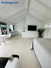 Hobbiton Pool House - Image 5